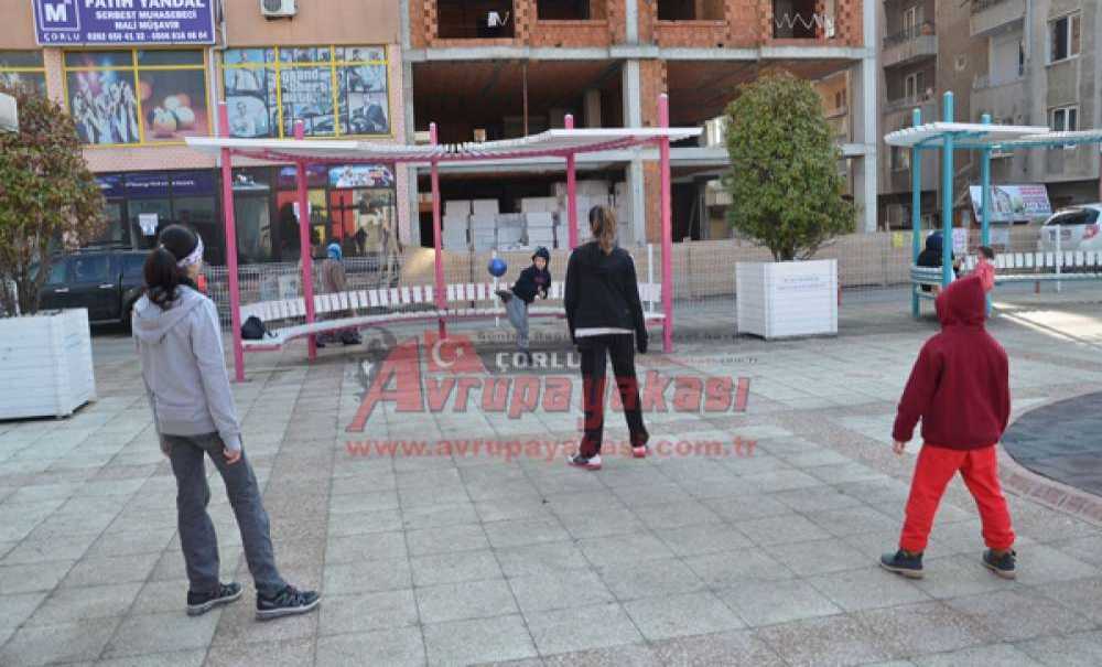 Güneşli Hava Çocukların Yüzünü Güldürdü