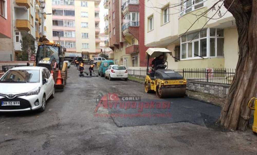 Çorlu Belediyesi Bozuk Yolları Onarıyor