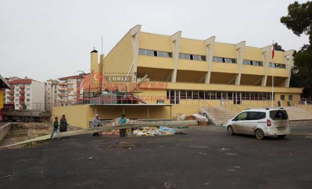 Çorlu Spor Salonu'nda Tadilat Çalışmaları Devam Ediyor