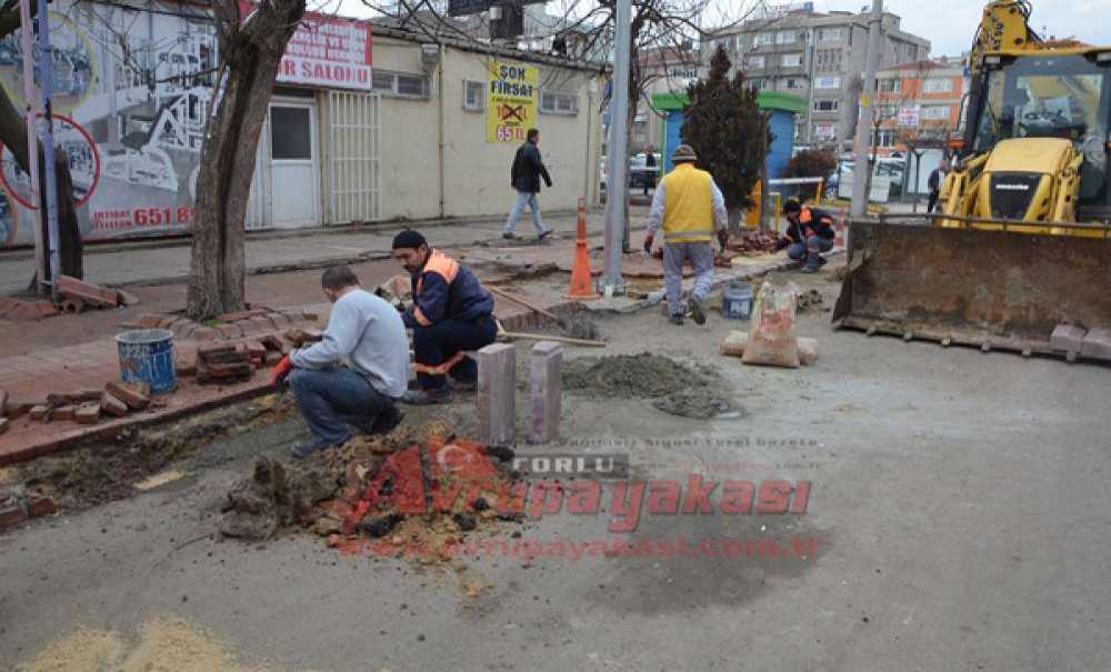 Belediye Ekiplerinden Kaldırımlara Onarım