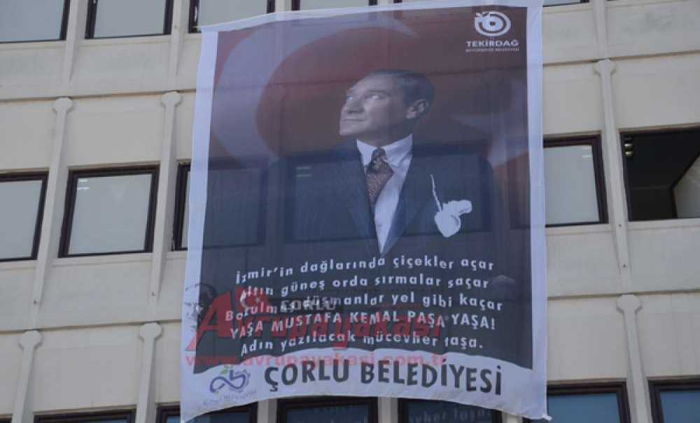 İzmir Marşı Afiş Oldu