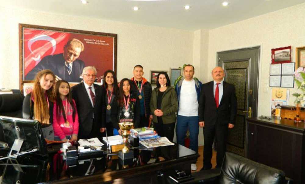 İl Birincisi Öğrencilerden Müdürü Güçlü'ye Ziyaret