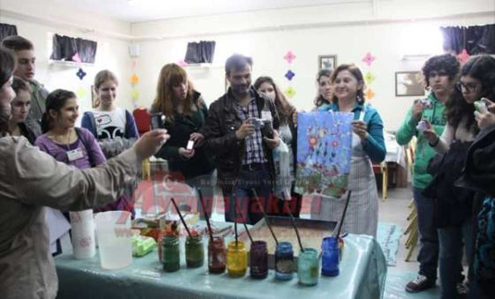 Çorlu Ksd Ve Cezzar Mustafa Ersin Ortaokulu`ndan Konuk Öğrencilere Ebru Etkinliği