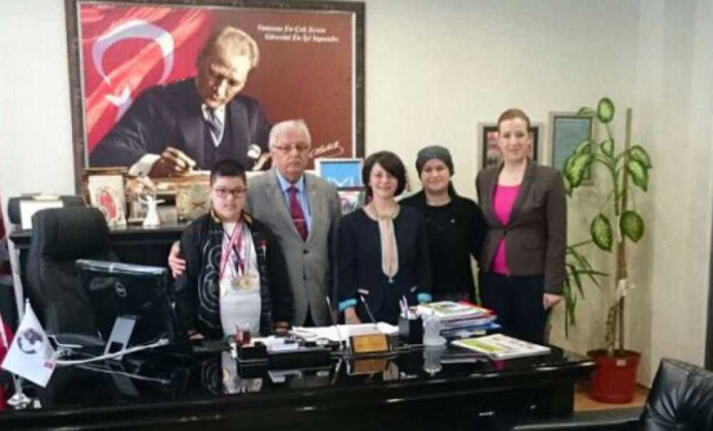 Grup Birincisi Öğrenciden Müdür Güçlü'ye Ziyaret