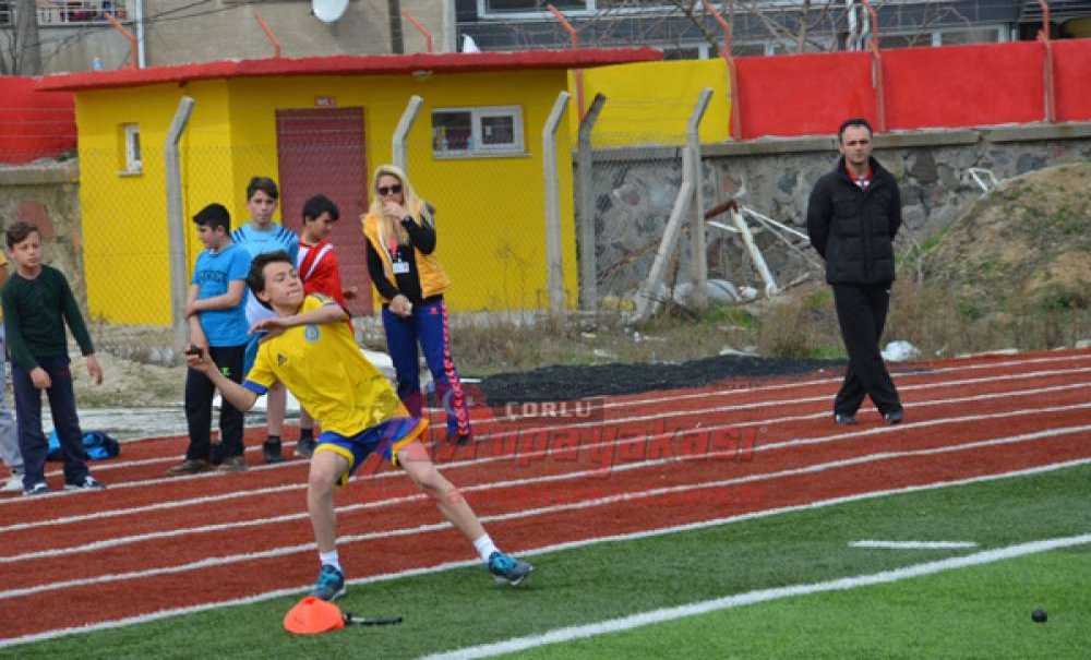 Küçük Atletler Madalya İçin Yarıştı