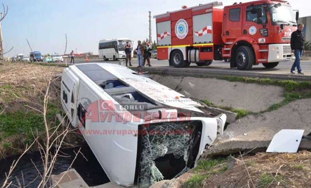 İşçi Servisi Dereye Uçtu 13 Yaralı