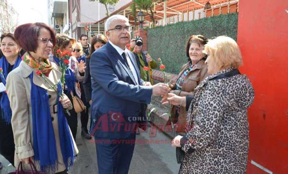 Başkan Baysan'dan Kadınlara Karanfil