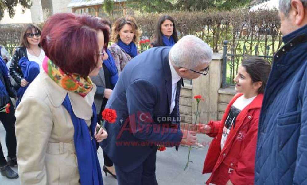 Başkan Baysan'dan Kadınlara Karanfil