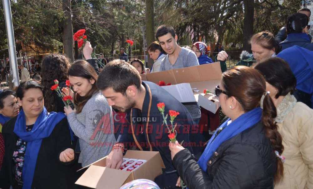 Chp Çorlu İlçe Örgütü'nden Kadınlara Çiçek Ve Çikolata
