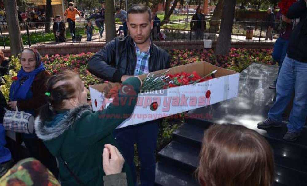 Chp Çorlu İlçe Örgütü'nden Kadınlara Çiçek Ve Çikolata