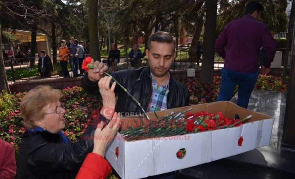 Chp Çorlu İlçe Örgütü'nden Kadınlara Çiçek Ve Çikolata