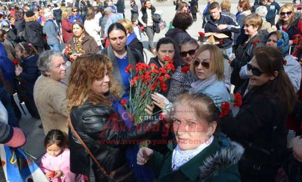 Chp Çorlu İlçe Örgütü'nden Kadınlara Çiçek Ve Çikolata