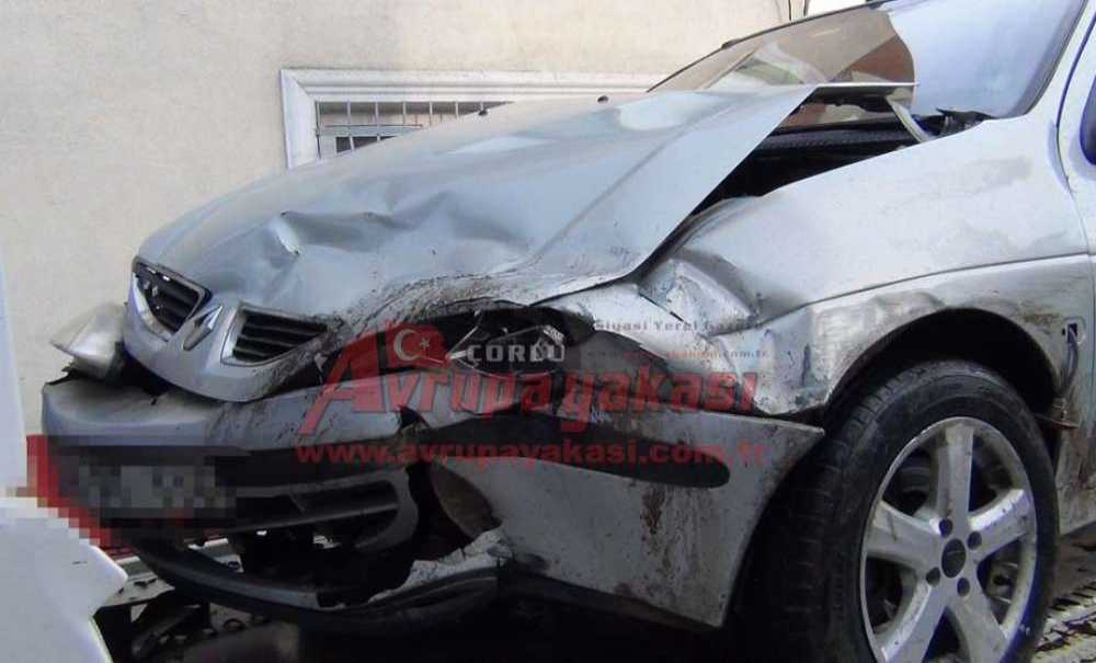 Öğrenci Servisi Duvara Çarptı 3 Öğrenci Yaralandı