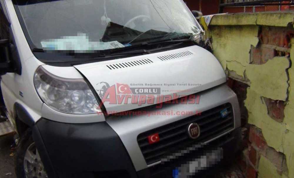 Öğrenci Servisi Duvara Çarptı 3 Öğrenci Yaralandı