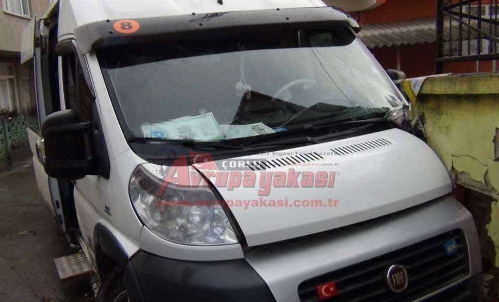 Öğrenci Servisi Duvara Çarptı 3 Öğrenci Yaralandı