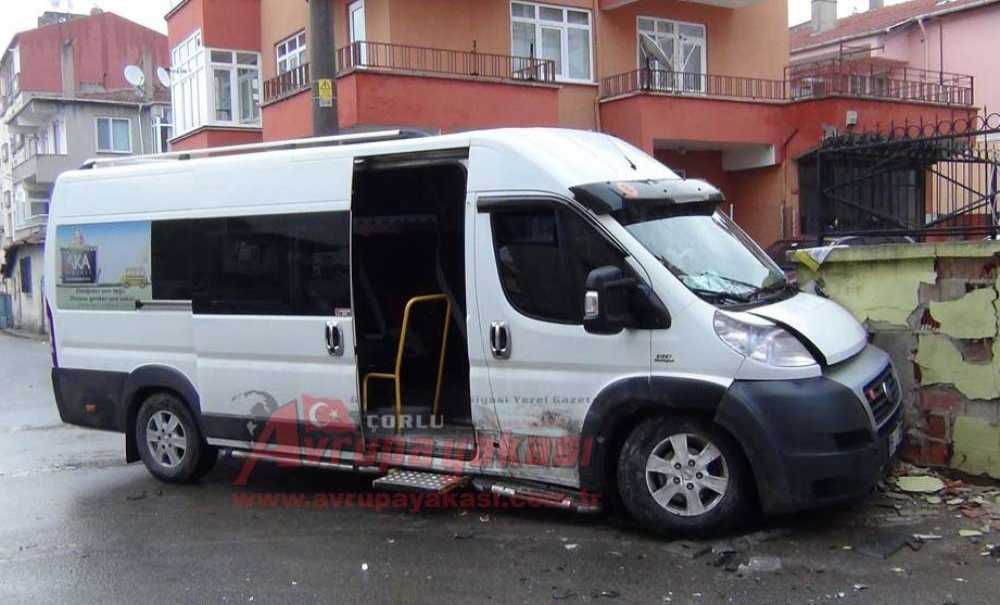 Öğrenci Servisi Duvara Çarptı 3 Öğrenci Yaralandı