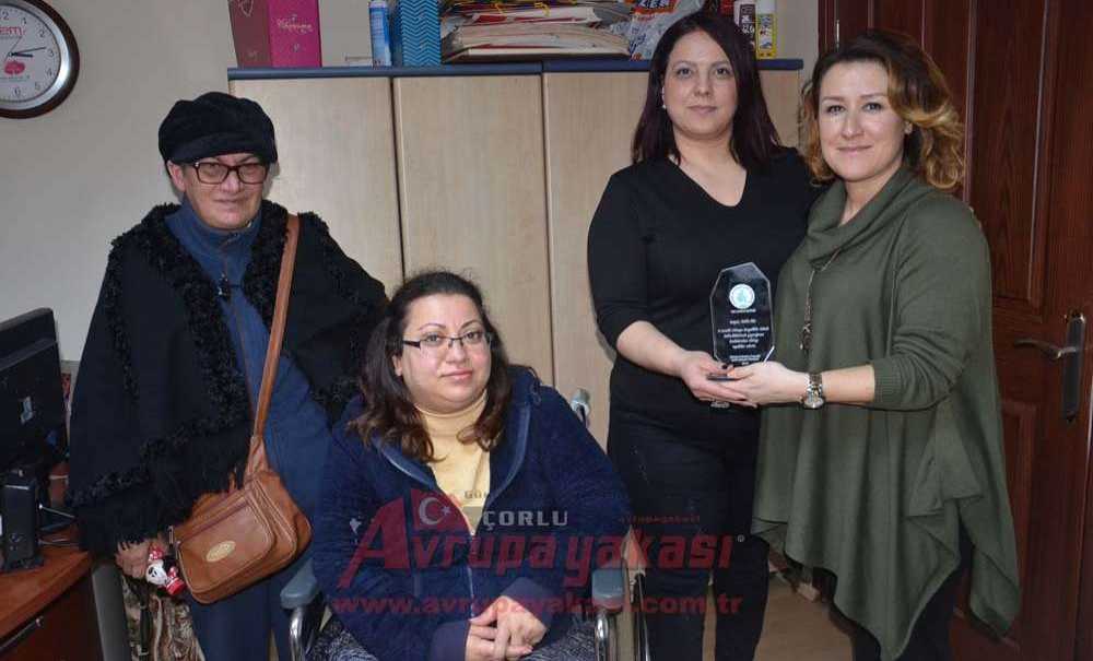 Tsd Çorlu Şubesi'nden Selda Er'e Teşekkür Plaketi