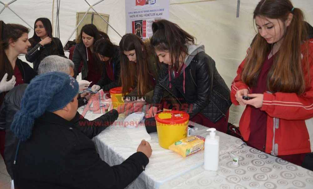 Öğrencilerden Yaşlılara Şeker Ve Tansiyon Ölçümü