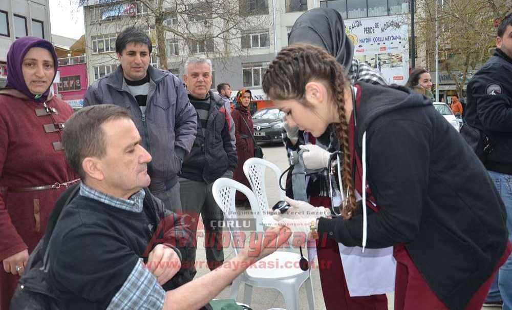 Öğrencilerden Yaşlılara Şeker Ve Tansiyon Ölçümü