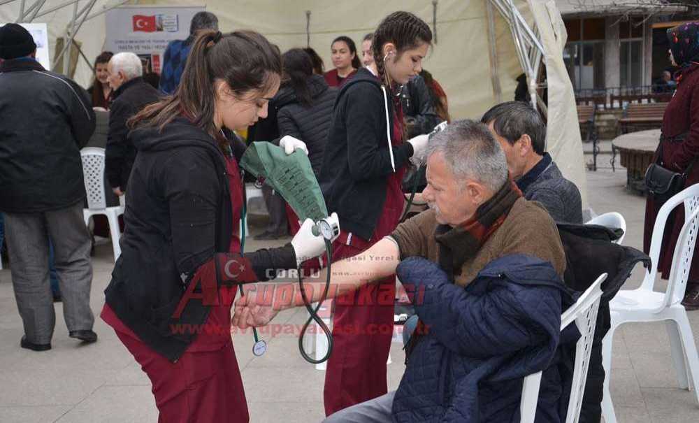 Öğrencilerden Yaşlılara Şeker Ve Tansiyon Ölçümü