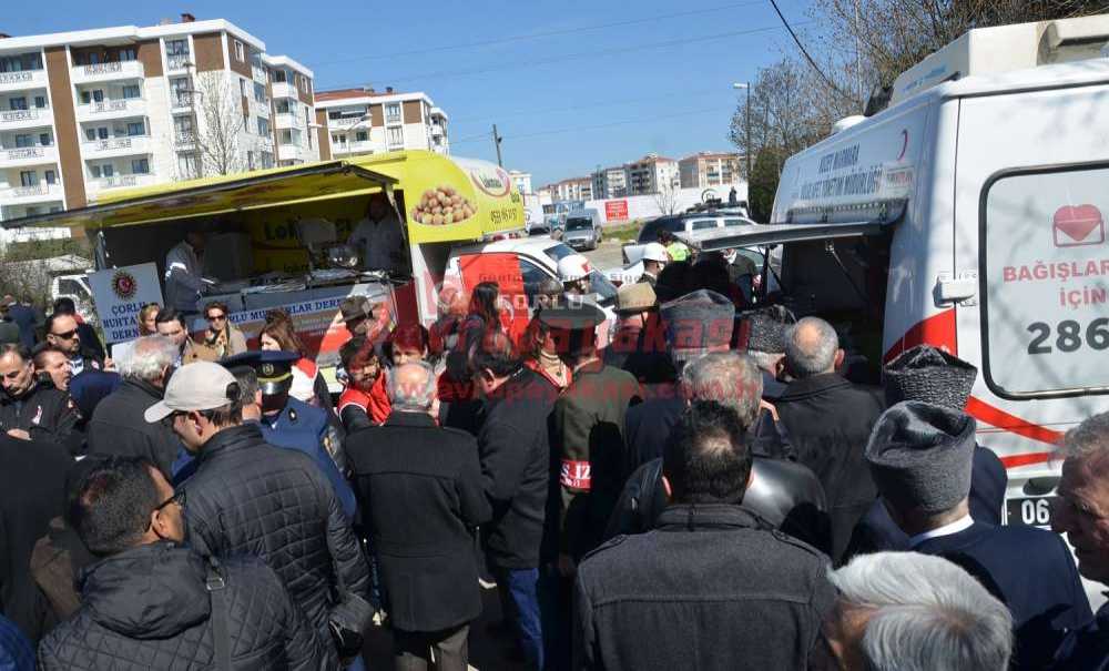Kızılay Ve Muhtarlar Derneğinden Pilav, Ayran Ve Helva İkramı