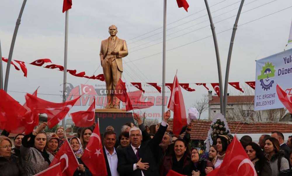 Yulaflı Mahallesi'ne Atatürk Meydanı Ve Atatürk Heykeli