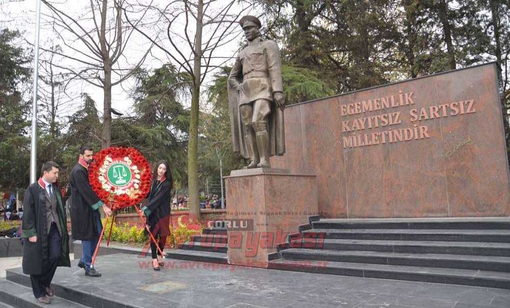 Çorlulu Avukatlardan Atatürk Anıtına Çelenk