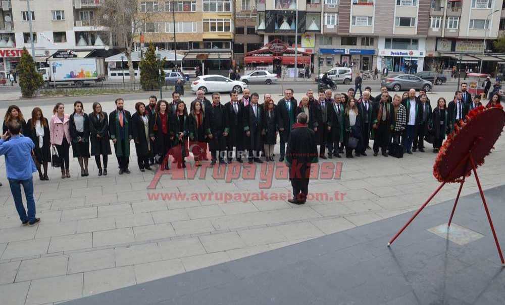 Çorlulu Avukatlardan Atatürk Anıtına Çelenk
