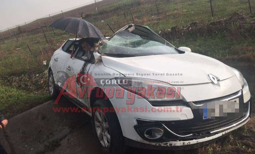 Otomobilde Sıkışan Yaralıya Çevredeki Vatandaşlardan Şemsiyeli Yardım