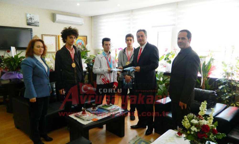 Başarılı Öğrencilerden Müdür Yılmaz'a Ziyaret