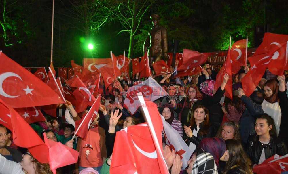 Çorlu'da Ak Parti'den Referandum Kutlaması