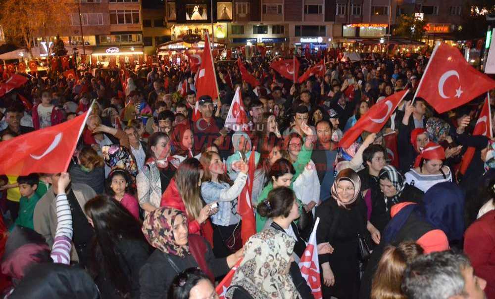 Çorlu'da Ak Parti'den Referandum Kutlaması