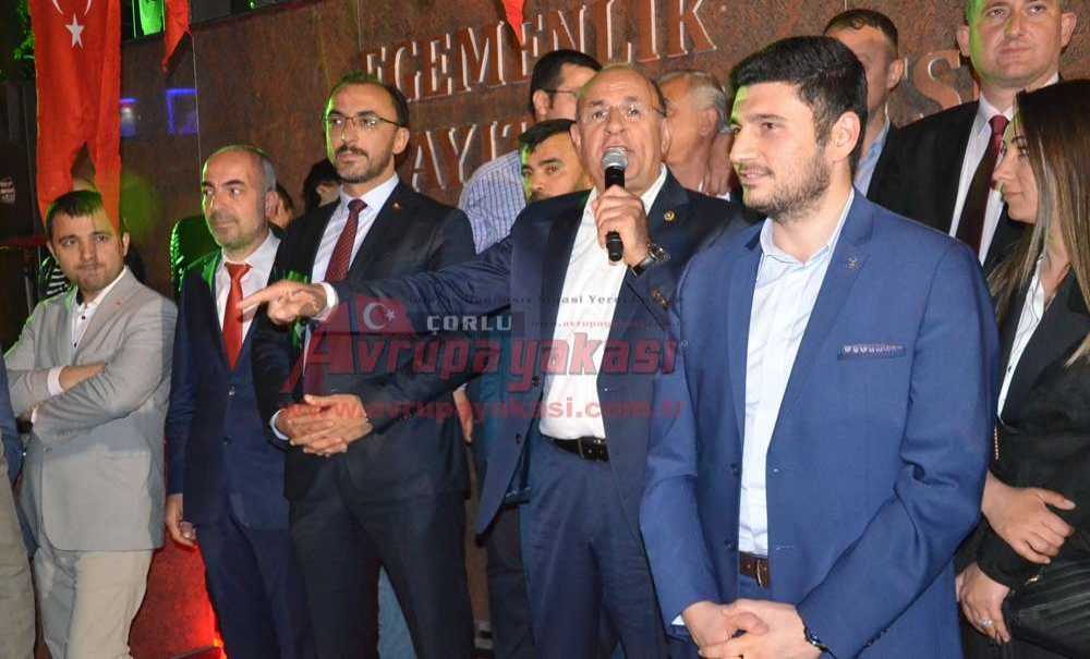 Çorlu'da Ak Parti'den Referandum Kutlaması