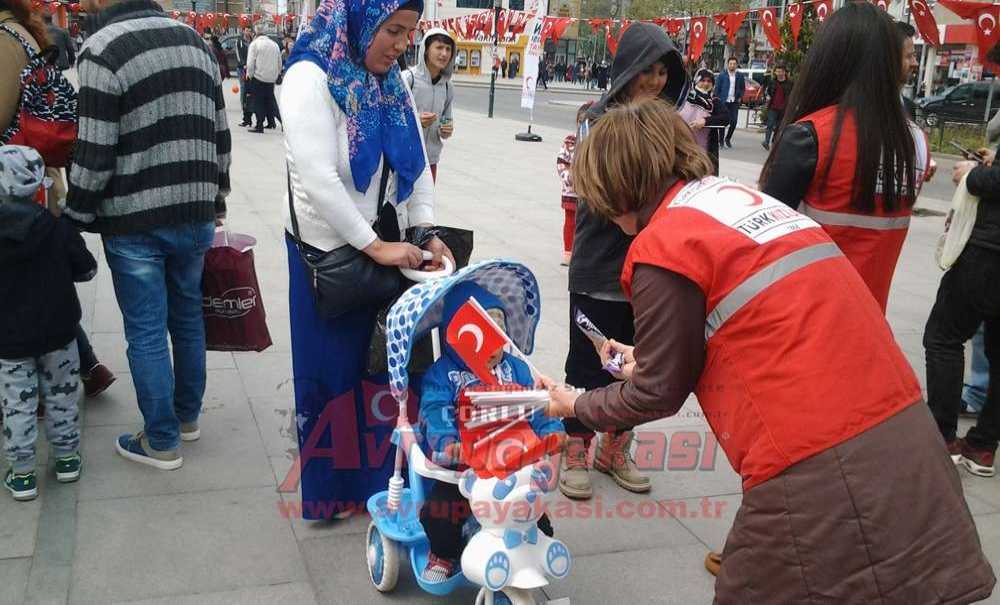 Kızılay Çorlu Şubesi'nden Çocuklara, Türk Bayrağı Ve Balon