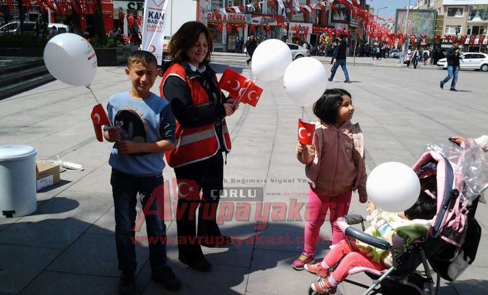 Kızılay Çorlu Şubesi'nden Çocuklara, Türk Bayrağı Ve Balon