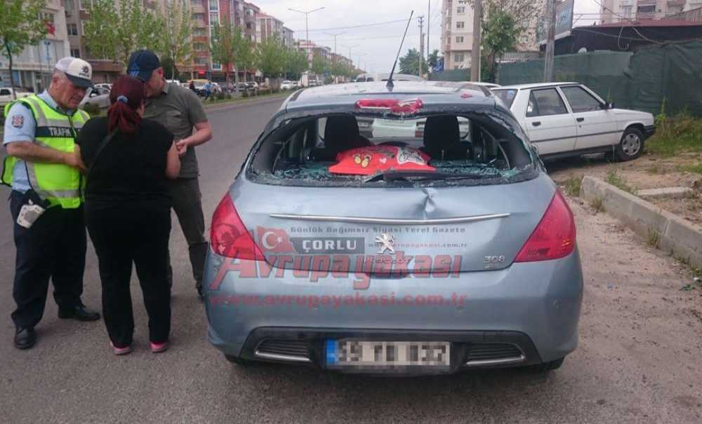 Kırmızı Işıkta Duran Otomobile Çarpan Bisiklet Sürücüsü Hastanelik Oldu