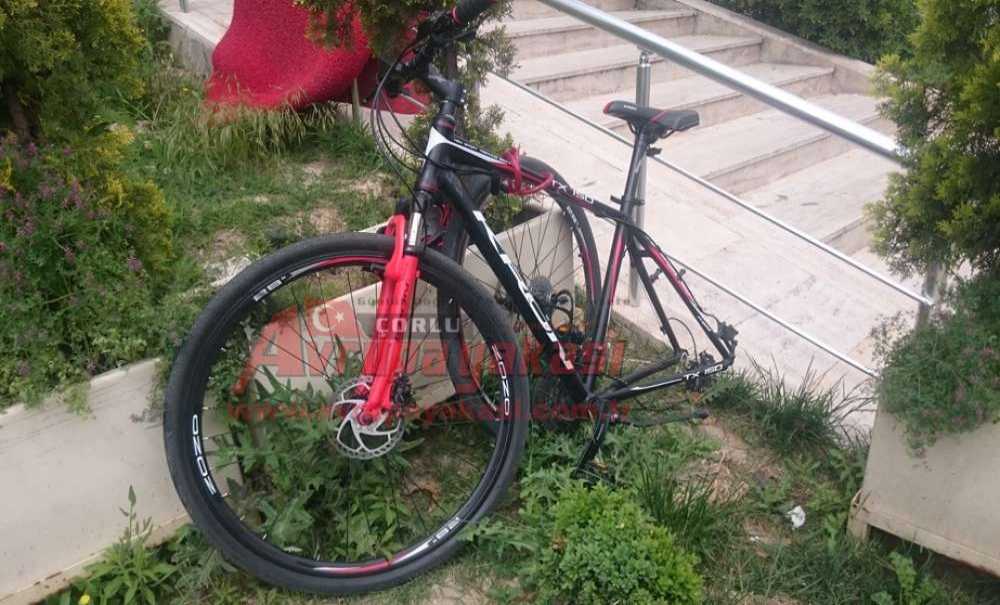 Kırmızı Işıkta Duran Otomobile Çarpan Bisiklet Sürücüsü Hastanelik Oldu