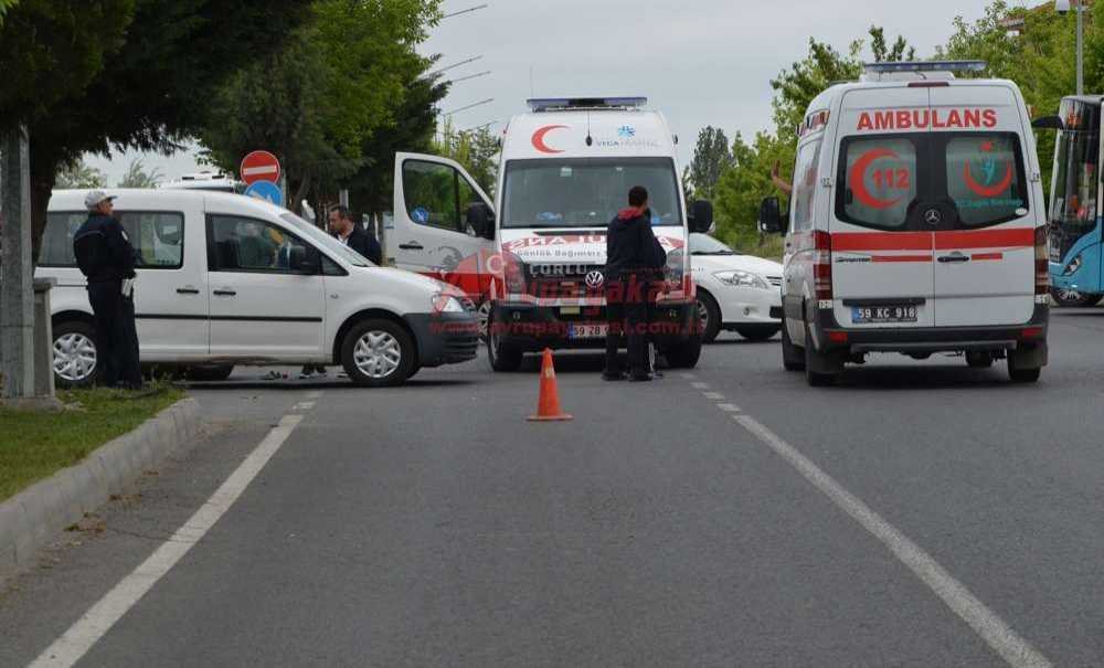 Motosiklet Hafif Ticari Araca Çarptı 1 Yaralı