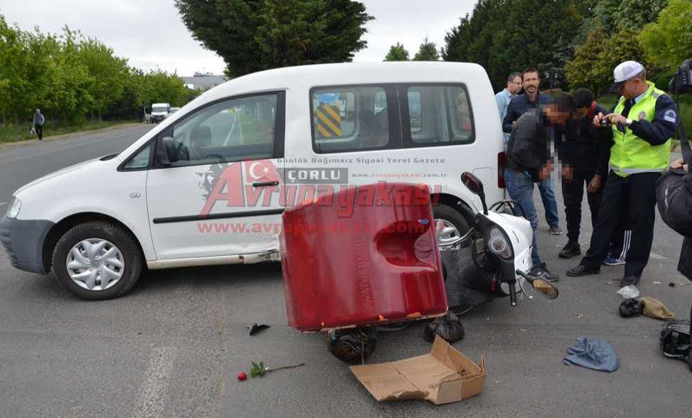 Motosiklet Hafif Ticari Araca Çarptı 1 Yaralı