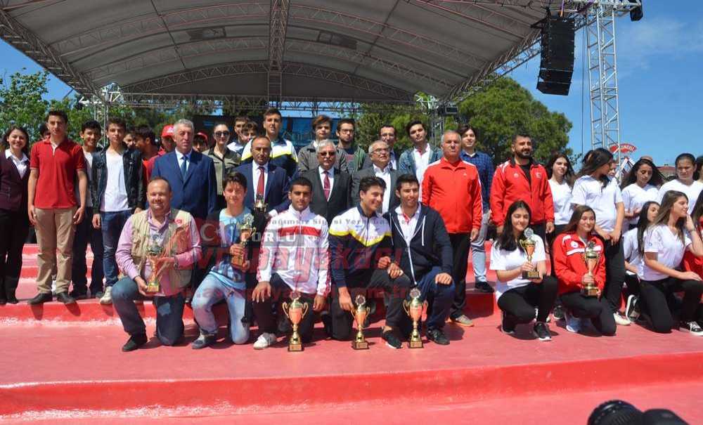 19 Mayıs'a Coşkulu Kutlama