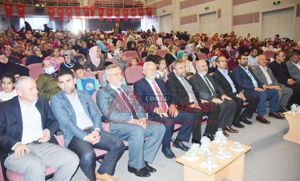 Minik Öğrencilerden Görkemli Yılsonu Gösterisi