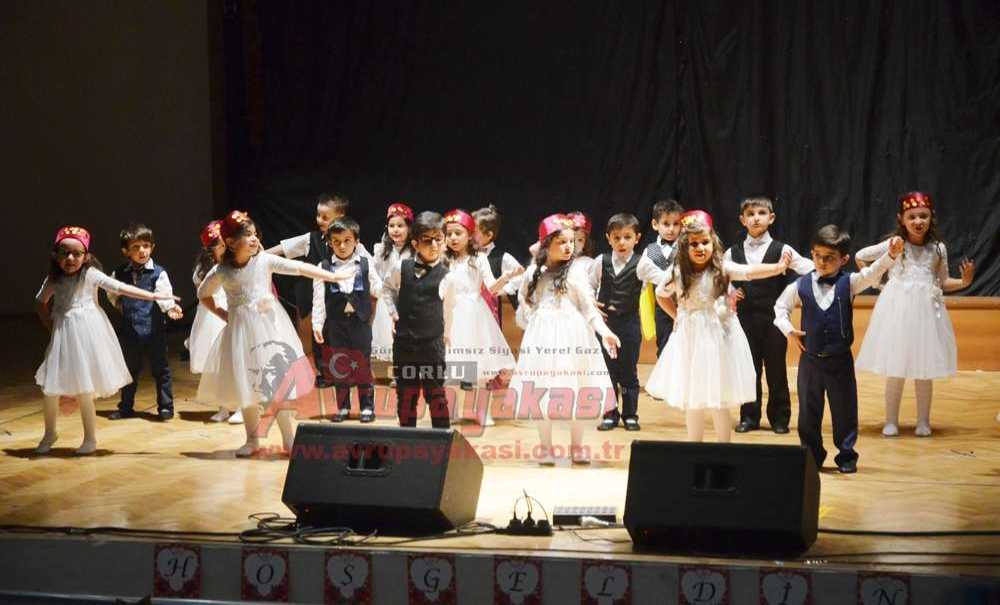 Minik Öğrencilerden Görkemli Yılsonu Gösterisi