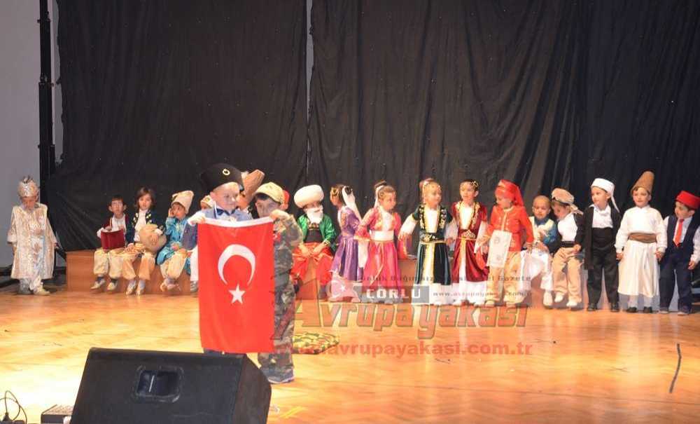 Minik Öğrencilerden Görkemli Yılsonu Gösterisi