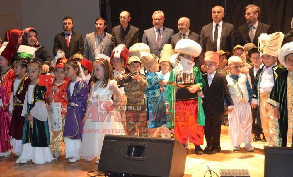 Minik Öğrencilerden Görkemli Yılsonu Gösterisi