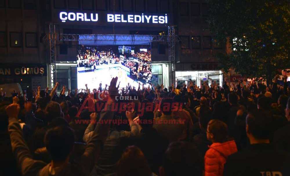 Dev Zafere Dev Ekran