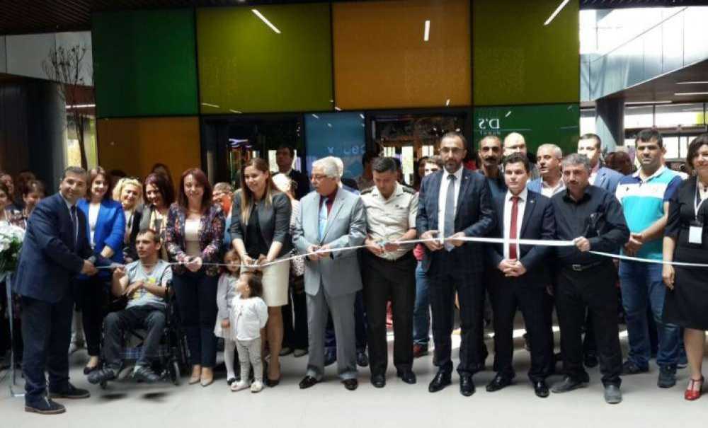 Çorlu Halk Eğitimi Merkezi'nden Işığın Renklerle Dansı Sergisi