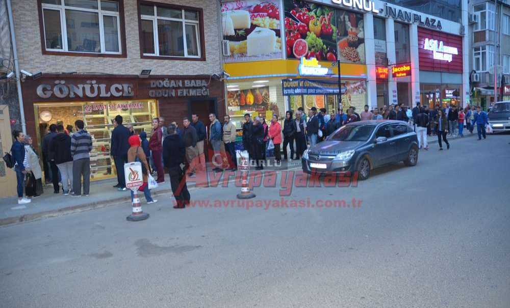 Çorlu'da Ramazan Pidesi Kuyruğu