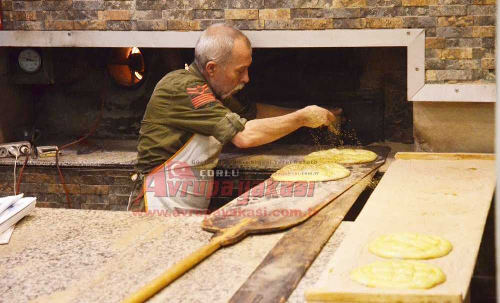 Çorlu'da Ramazan Pidesi Kuyruğu