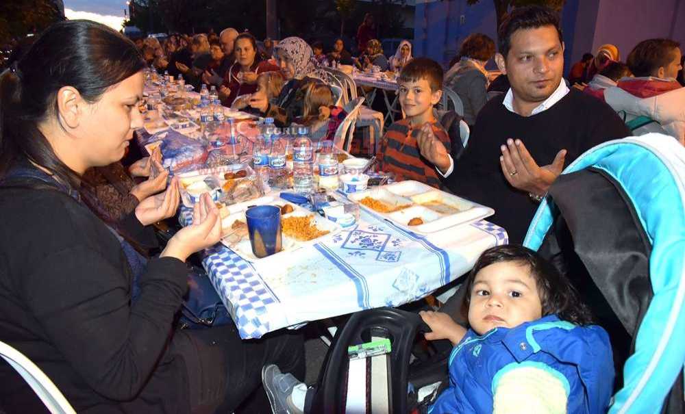 Çorlu Belediyesi'nden Mahallelerde İftar Yemeği