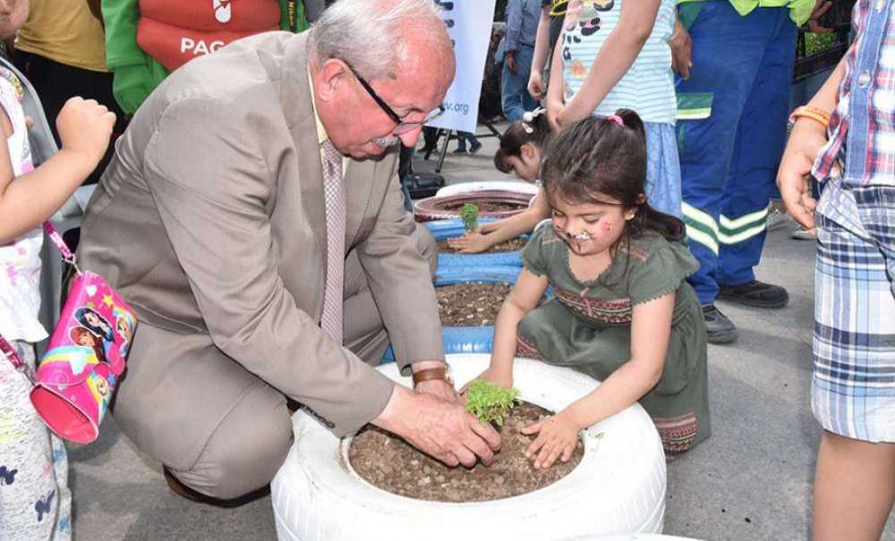 Başkan Albayrak Çocuklarla Atık Lastiklere Çiçek Dikti